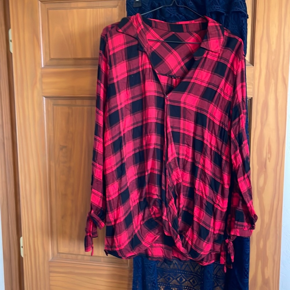 Black red plaid top L